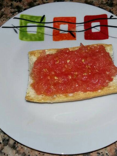 Una foto de Pan con tomate