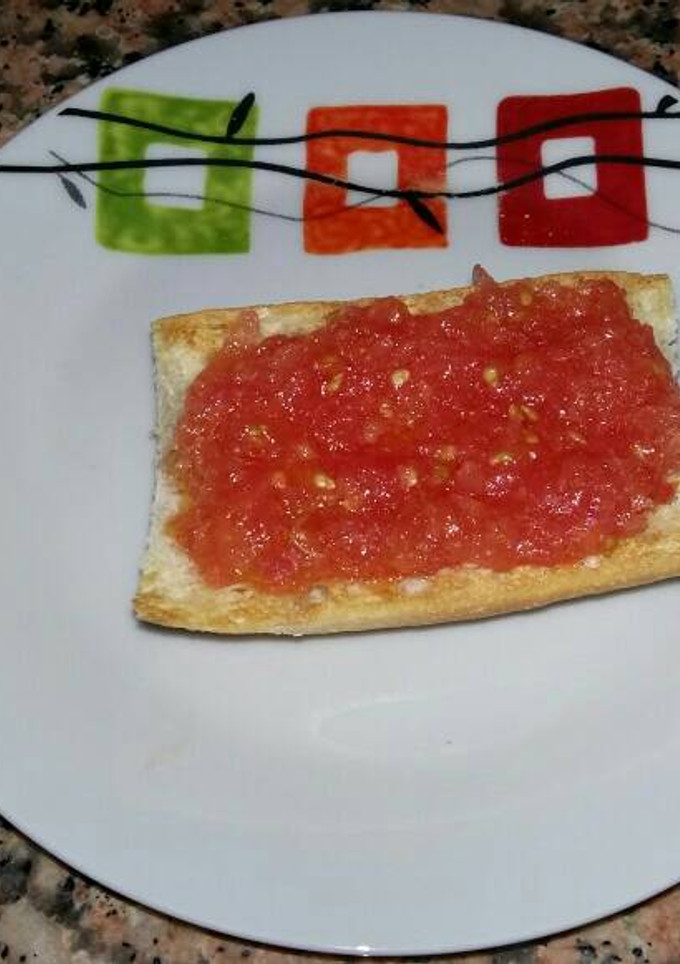 Una foto de Pan con tomate