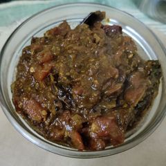 A picture of Tamarind and tomato chutney.