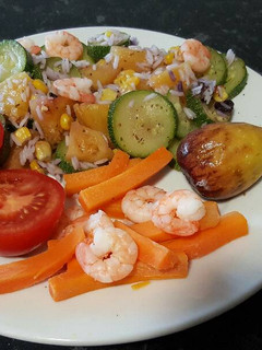 Una foto de Arroz con calabacín, gambas, maíz y piña