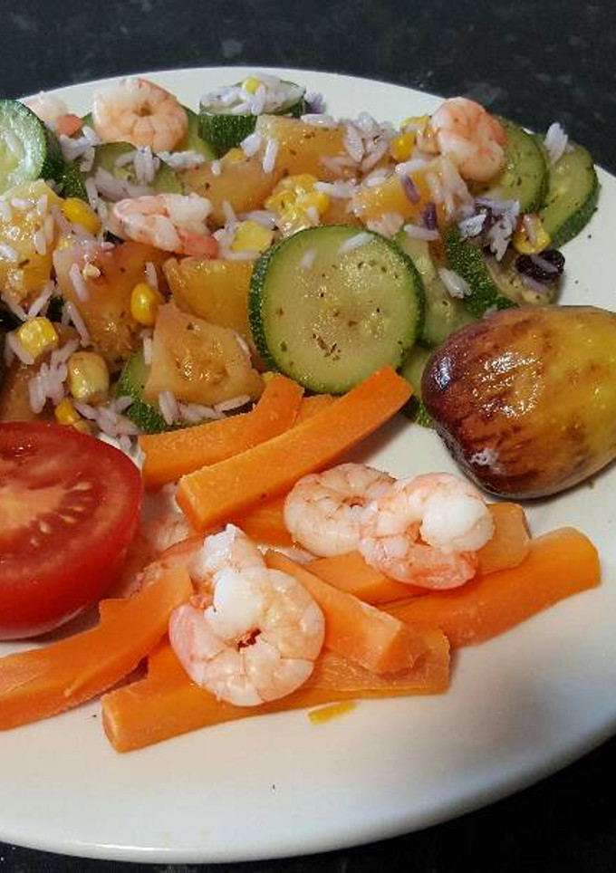 Una foto de Arroz con calabacín, gambas, maíz y piña