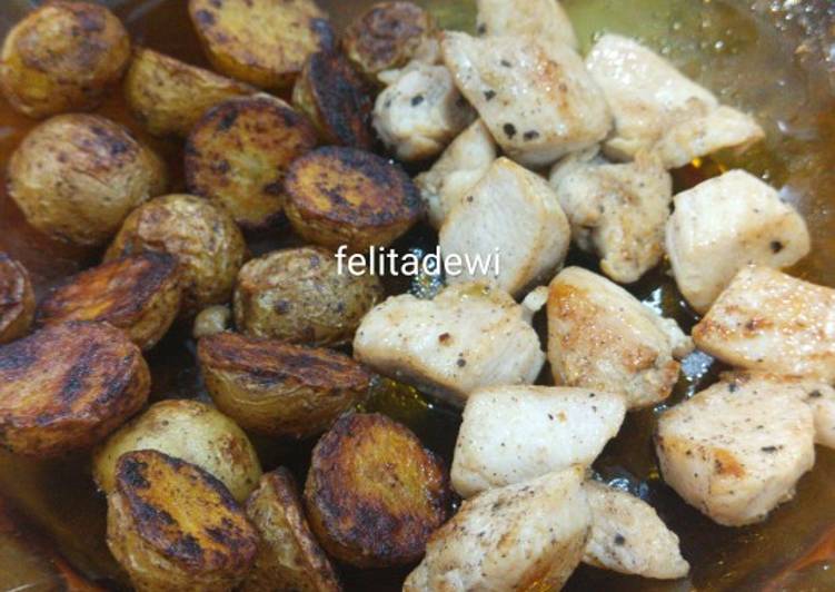 Langkah Mudah untuk Membuat Roasted Potato and Chicken Anti Gagal