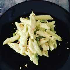 Foto di Pennette con crema di piselli e straccetti di pollo