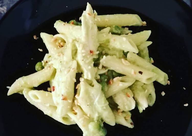 Pennette con crema di piselli e straccetti di pollo