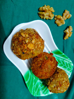 வால்நட்ஸ் போட்டோ பால்ஸ் (Walnut potato balls recipe in tamil) செய்முறை முக்கிய புகைப்படம்