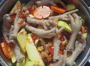 Hình của món Gỏi chân gà xoài.