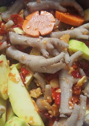 Hình của món Gỏi chân gà xoài.