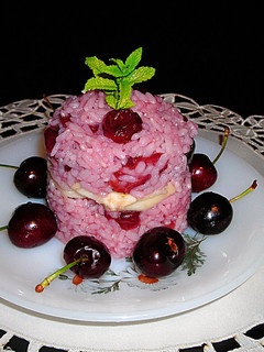 Una foto de Torre de arroz con cerezas