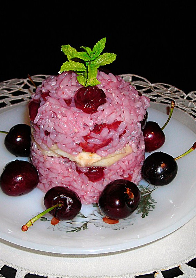 Una foto de Torre de arroz con cerezas