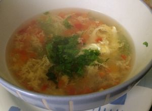 Una foto de Consomé de pollo y verduras 🍵