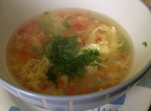 Una foto de Consomé de pollo y verduras 🍵