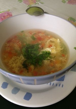 Una foto de Consomé de pollo y verduras 🍵