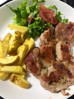 Una foto de Pollo a la plancha con papas