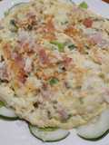 Tortilla de jamón y queso sobre lecho de vegetales