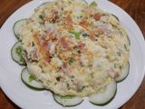 Tortilla de jamón y queso sobre lecho de vegetales
