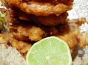 Una foto de tortitas de camarón seco