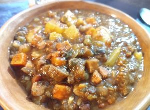 Una foto de Guiso de lentejas con porotos negros y alubias, en olla de barro 🍲