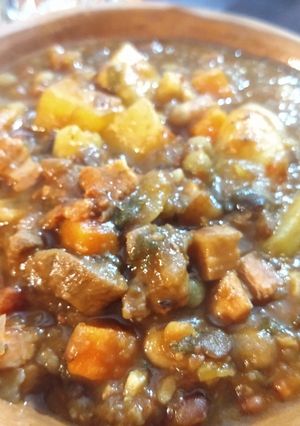 Una foto de Guiso de lentejas con porotos negros y alubias, en olla de barro 🍲