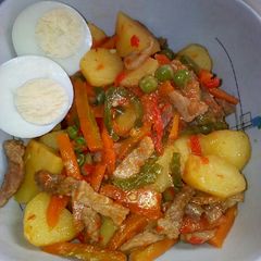 A picture of Potatoes and veggies.