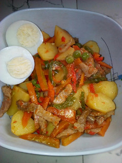 A picture of Potatoes and veggies.
