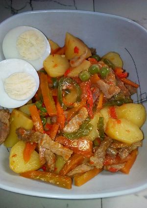 A picture of Potatoes and veggies.