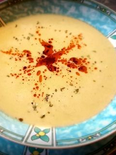 Borsó krémleves pirított kolbászmorzsával recept fotója