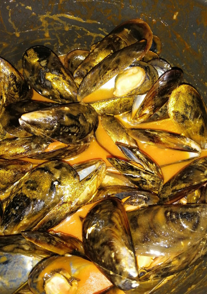 Una foto de Mejillones con salsa de tomate