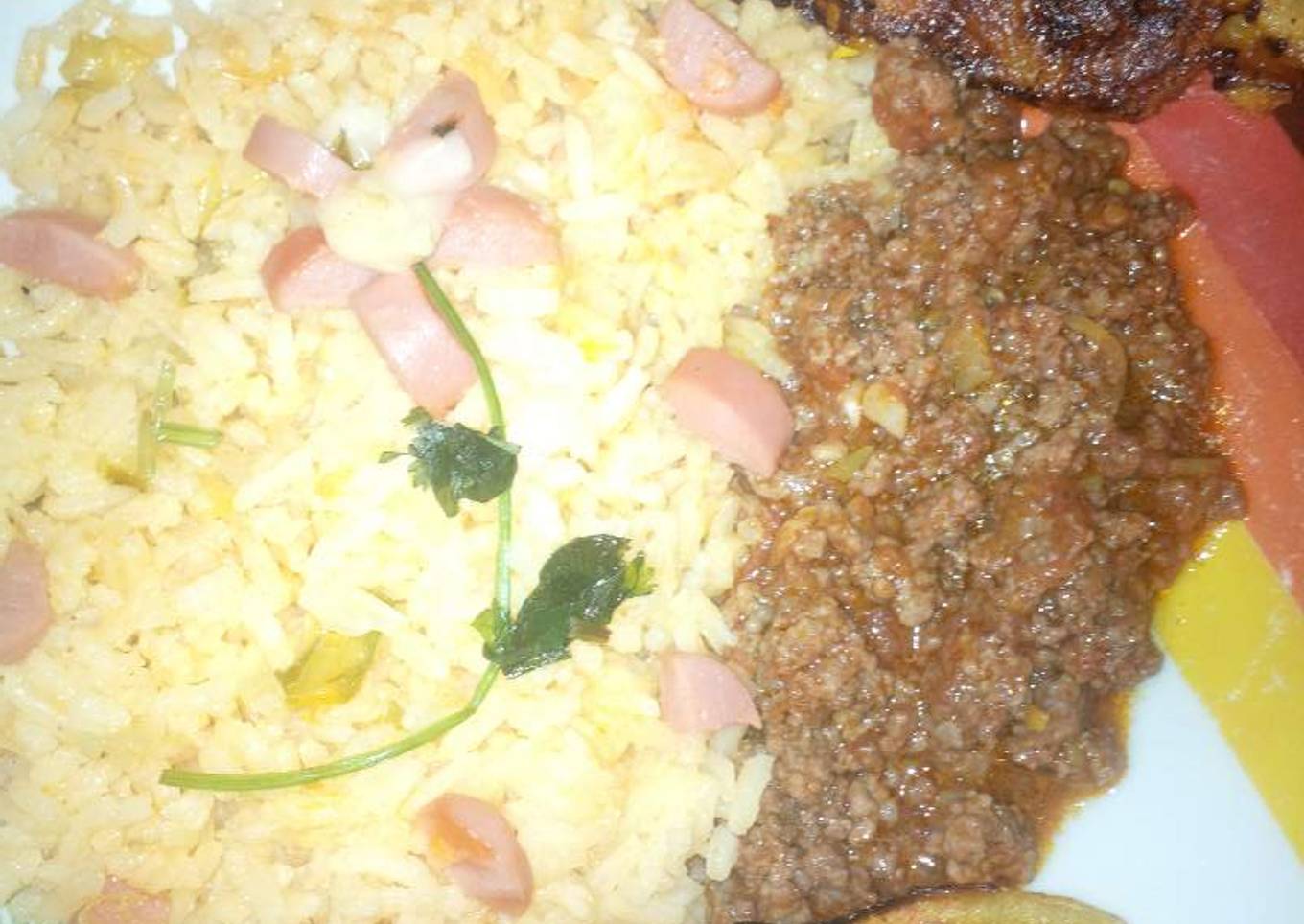 Arroz con salchicha y carne molida