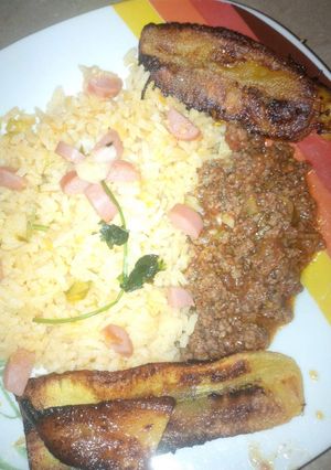 Una foto de Arroz con salchicha y carne molida