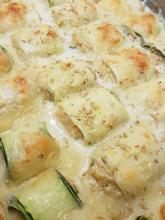 Una foto de Canelones de calabacín rellenos de atún y queso de cabra