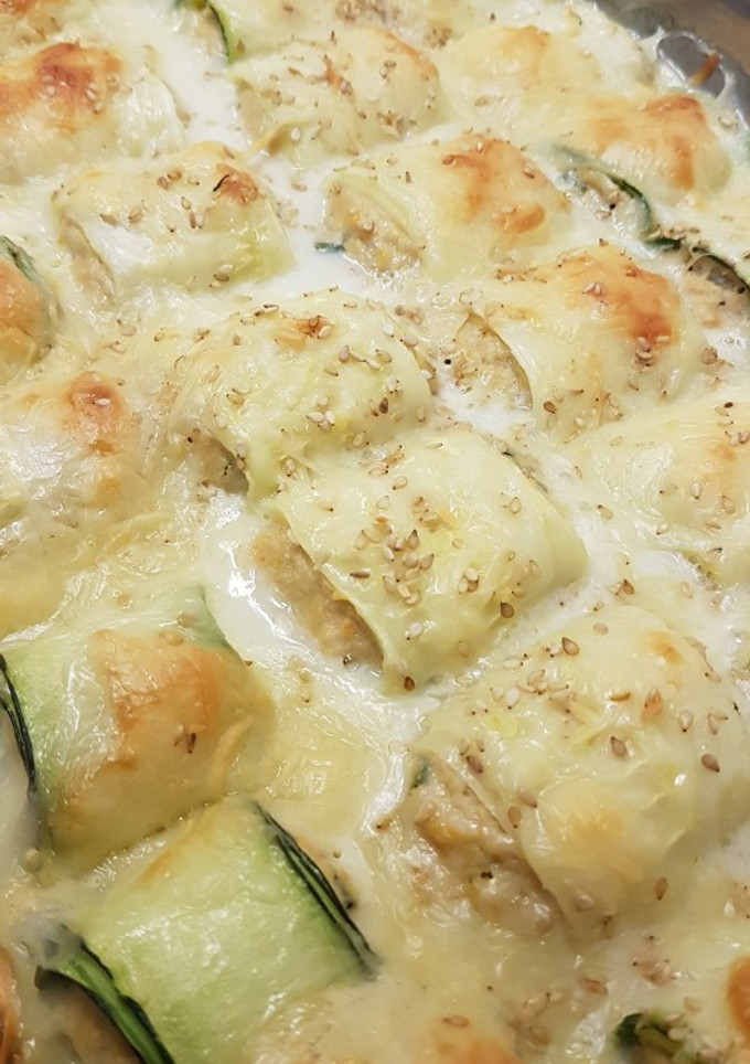Una foto de Canelones de calabacín rellenos de atún y queso de cabra
