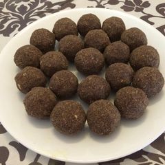 A picture of Ragi oats laddoos.