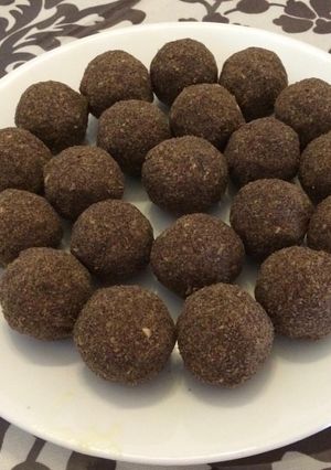 A picture of Ragi oats laddoos.