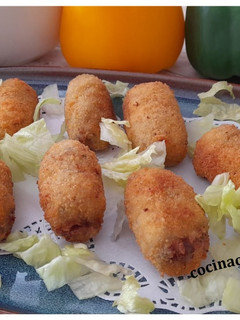 Una foto de Croquetas cremosas de setas y lomo curado