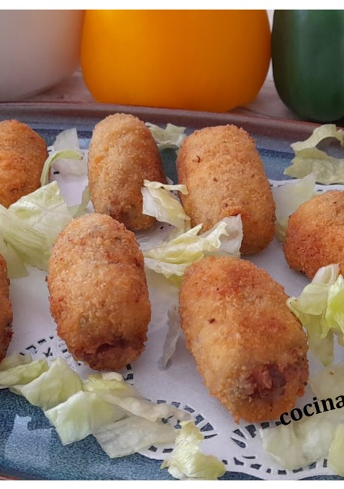 Una foto de Croquetas cremosas de setas y lomo curado