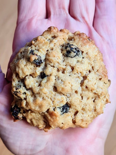 Una foto de Galletas de avena y pasas estilo Levain Bakery® "Oatmeal raisin cookies" 🇺🇸