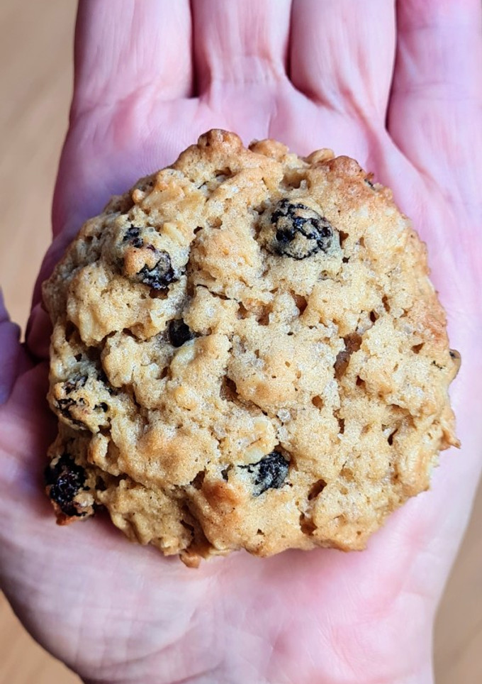Una foto de Galletas de avena y pasas estilo Levain Bakery® "Oatmeal raisin cookies" 🇺🇸