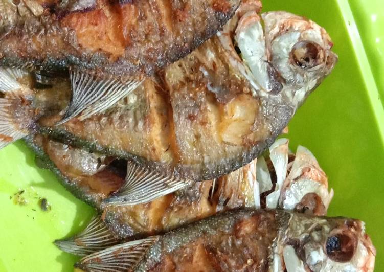 Resep Ikan Bawal Goreng Oleh Marniyaaa Cookpad