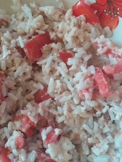 Una foto de Ensalada de atún y tomate