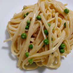 A picture of Linguine with peas.
