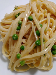 A picture of Linguine with peas.