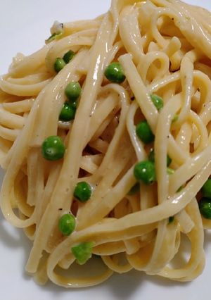A picture of Linguine with peas.