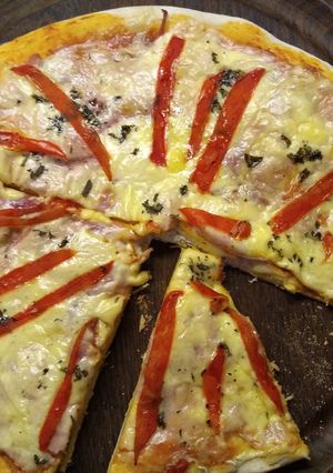 Una foto de Pizza casera de jamón y queso