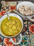 Pollo en salsa de coco y curry con arroz tricolor