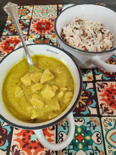 Una foto de Pollo en salsa de coco y curry con arroz tricolor