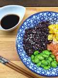 Pokè Bowl di riso venere, salmone, mango e edamame