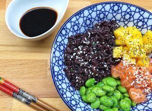 Foto di Pokè Bowl di riso venere, salmone, mango e edamame