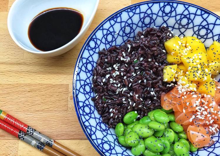 Pokè Bowl di riso venere, salmone, mango e edamame