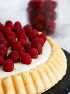 Biskuitboden mit einer Vanillepudding-Mascarponecreme und Himbeeren Rezepthauptbild