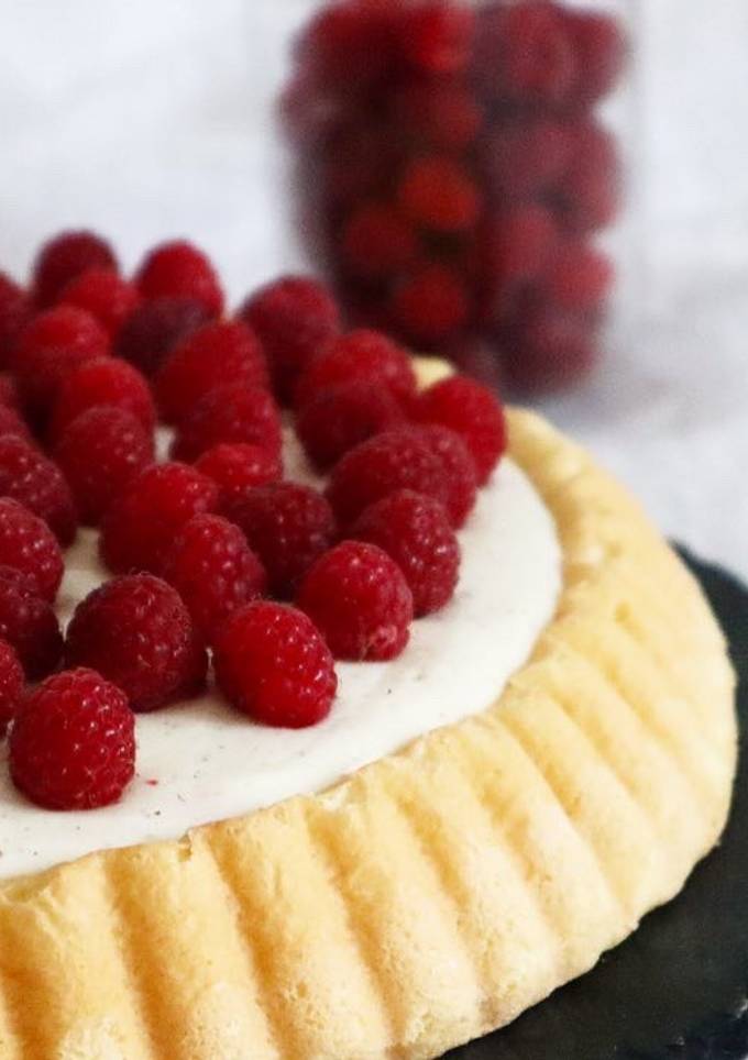 Biskuitboden mit einer Vanillepudding-Mascarponecreme und Himbeeren ...